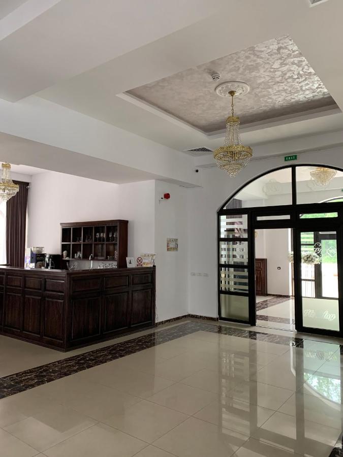 Hotel Laura Holiday à Brăila Extérieur photo