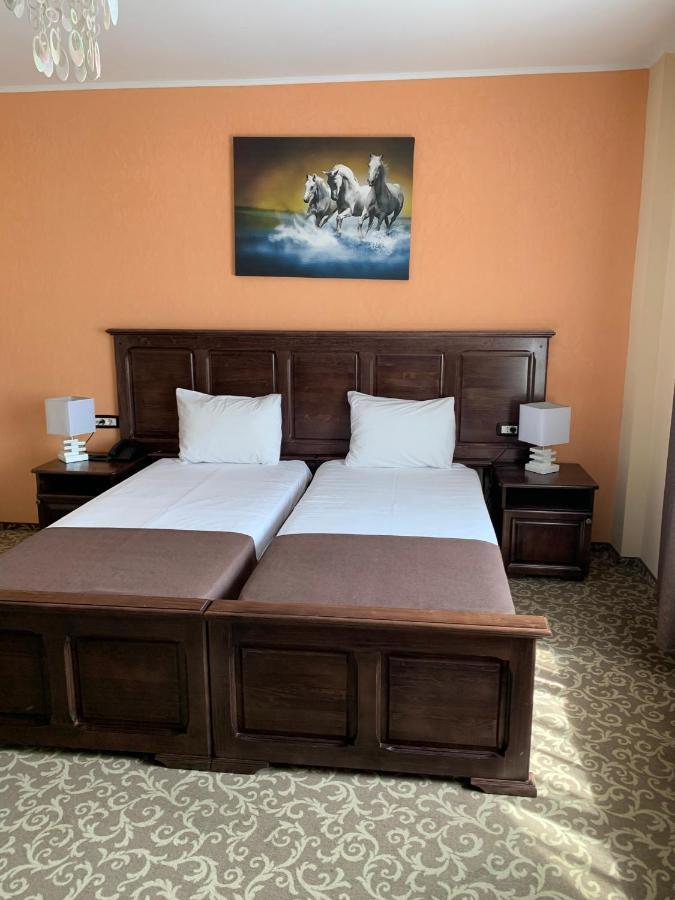 Hotel Laura Holiday à Brăila Extérieur photo