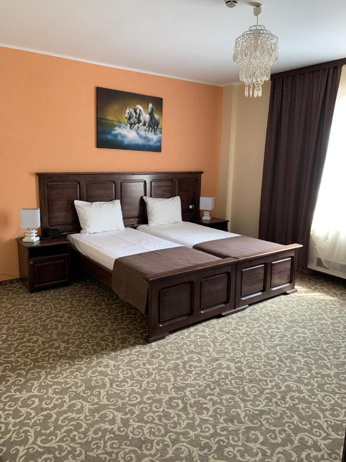 Hotel Laura Holiday à Brăila Extérieur photo